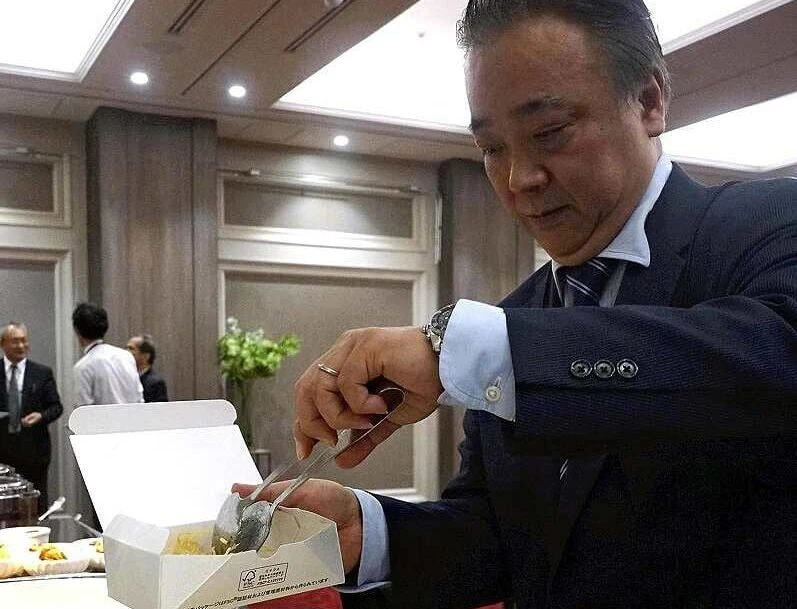 Orang Jepang Kini Ingin Bawa Pulang Makanan Sisa Restoran